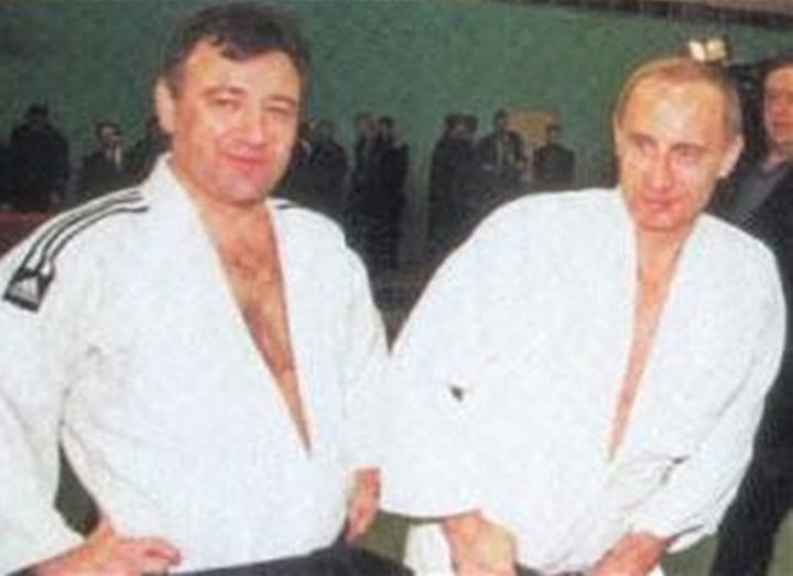 Putin's friend on a tatami buys a LJ