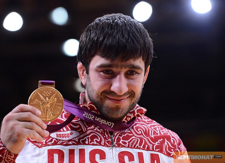 Mansur Isayev becomes the Olympic fakelonosets