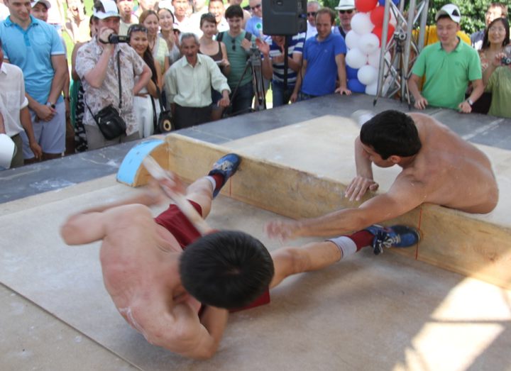 В рамках Ысыаха в Москве состоялся Всероссийский турнир по мас-рестлингу памяти Романа Дмитриева