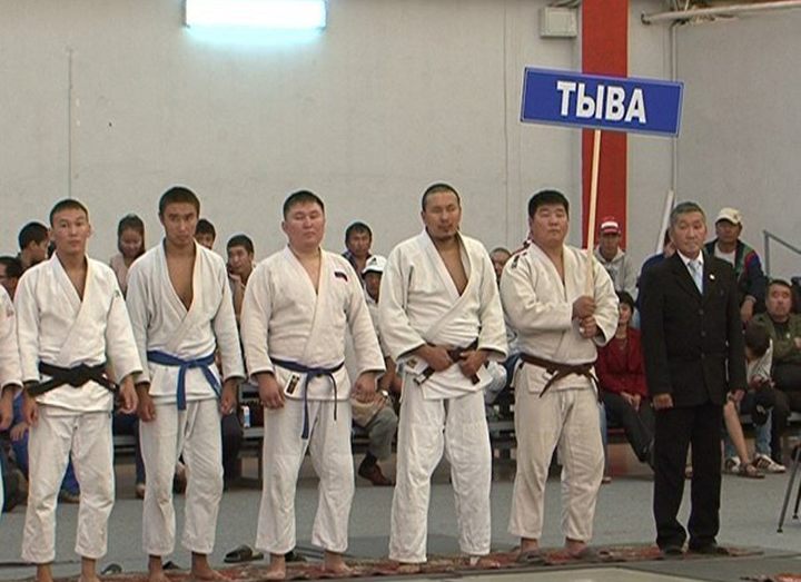 The Mongolian collecting the Tuva team on judo