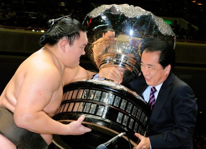 Yokodzun Hakukho was won by the Cup of the Emperor