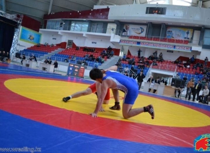 В Караганде проходит чемпионат Казахстана по вольной борьбе среди юниоров