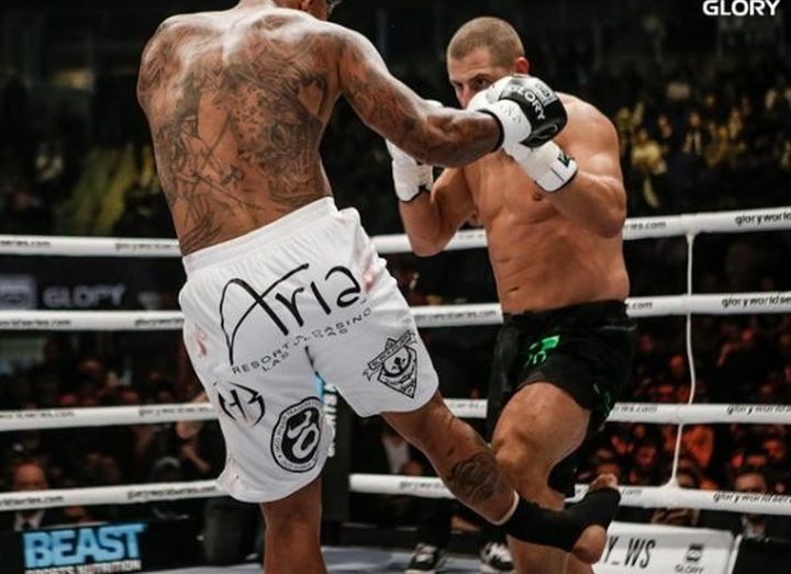 Голландский кикбоксер сломал ногу во время боя