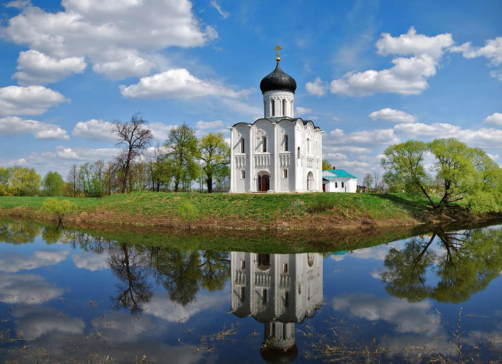 Священник учит детей древнейшему единоборству