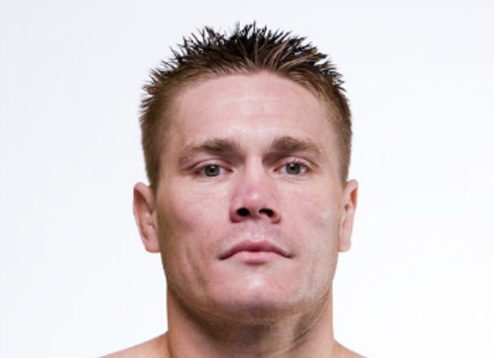 Джо Риггс прострелил себе ногу и руку