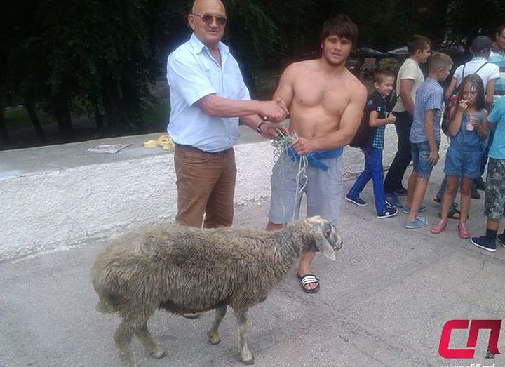 Борьба за барана и двух петухов