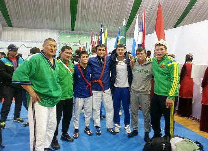 Кыргызстанец Нурбек Кожобеков — чемпион мира по борьбе на поясах