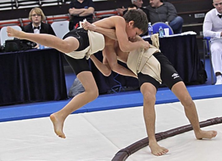 Товарищеский турнир по сумо подсластили подарками