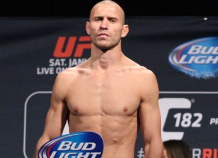 АЛЬВАРЕС ТРАВМИРОВАН, СЕРРОНЕ ВЫХОДИТ НА ЗАМЕНУ