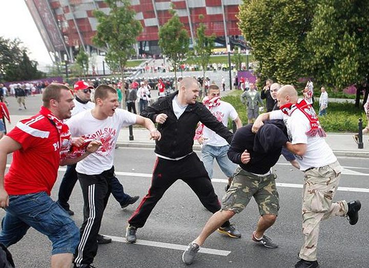 Футбольные фанаты напали на поезд в Польше