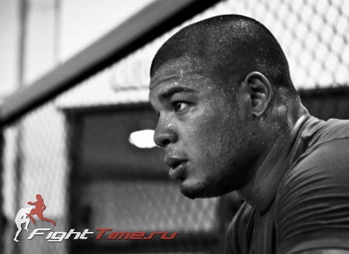 ТАЙРОН СПОНГ ДЕБЮТИРУЕТ НА ПРОФЕССИОНАЛЬНОМ БОКСЕРСКОМ РИНГЕ
