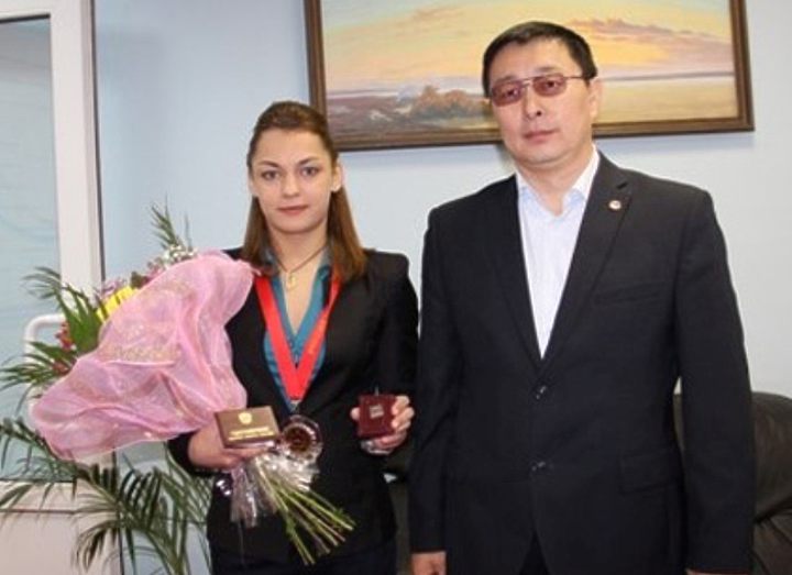 На ковер выходит Елизавета вторая