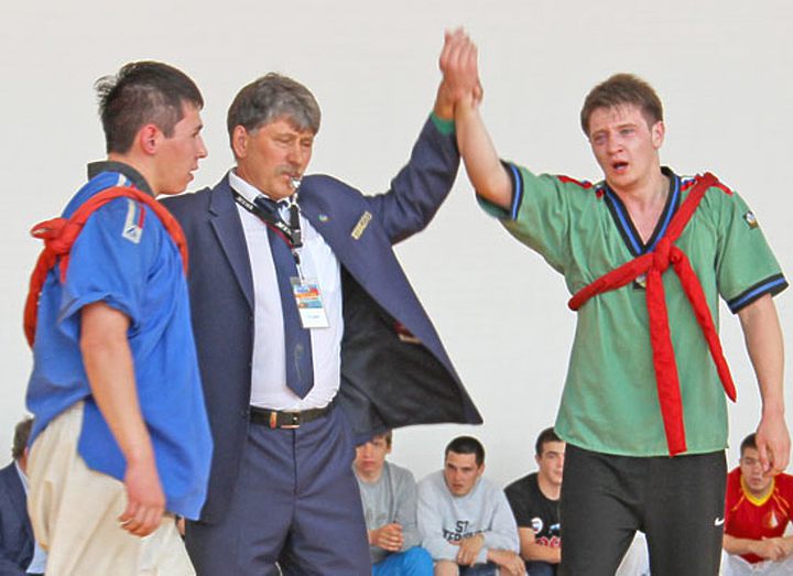 Борцы затянули пояса