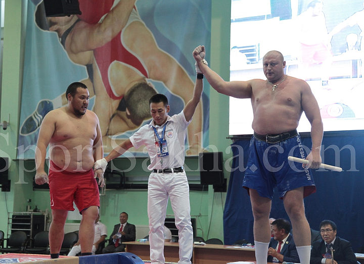 Трон и корона при короле