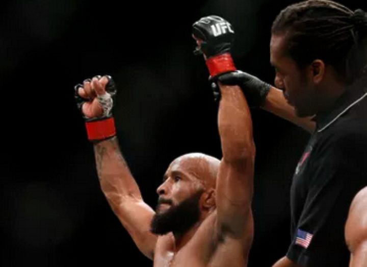 Деметриус Джонсон успешно защитил титул