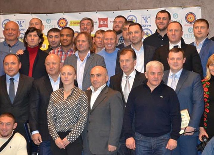 Ассоциация спортивной борьбы отметила спортсменов и тренеров