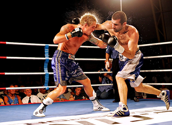 Бокс признали опаснее смешанных единоборств