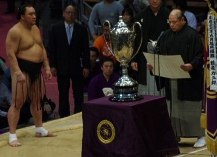 Йокодзуна Харумафудзи завоевал Кубок Императора