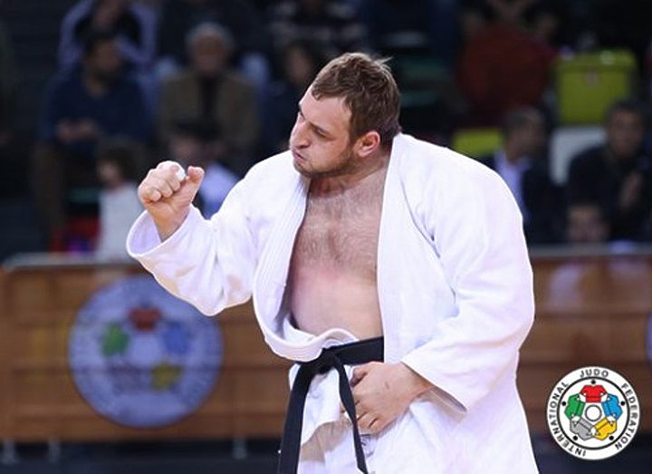 Бронзовая точка в Токио