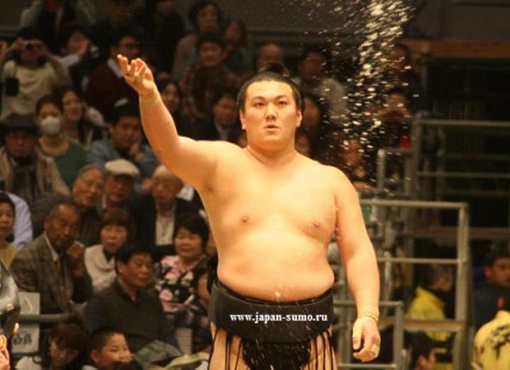 Йокодзуна Харумафудзи встретил новый год в больнице