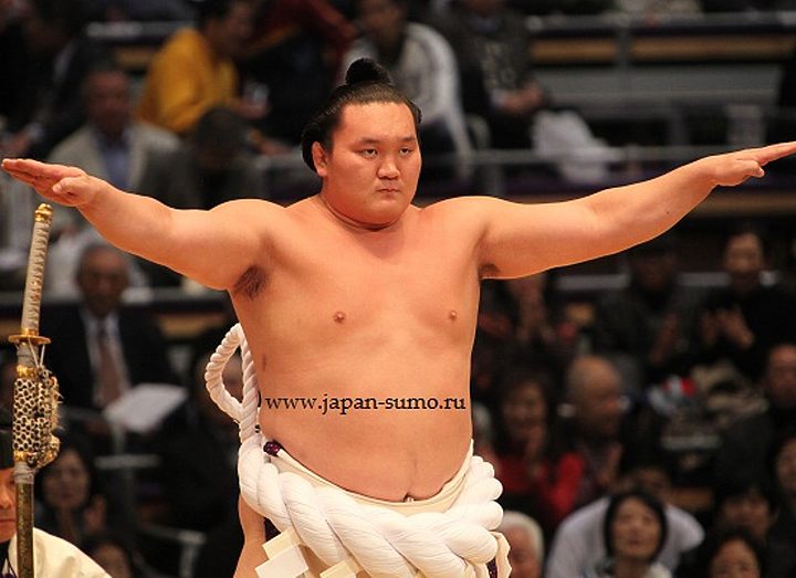 Ояката Томодзуна сделал замечание великому чемпиону Хакухо