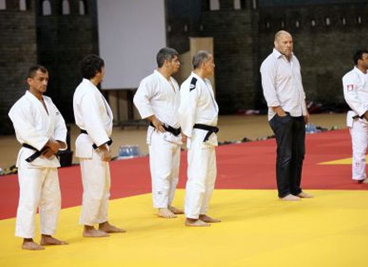 Зайзенбахер проводит тренировку в одежде