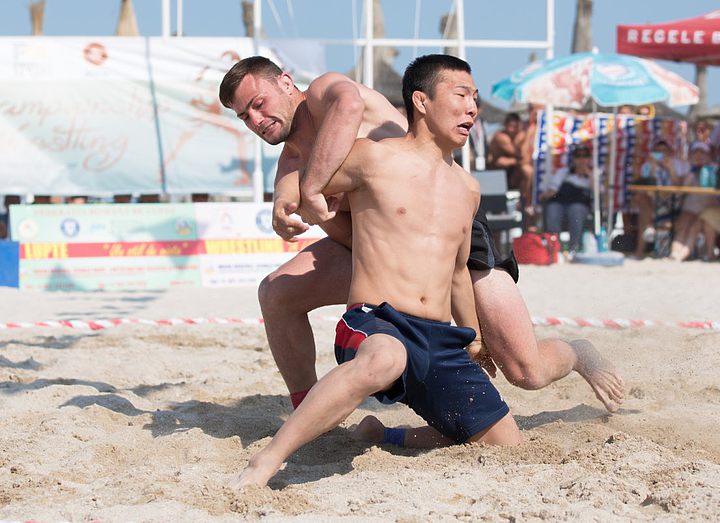 Семеро на песчаном берегу Фажаны