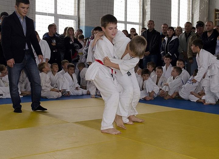 В Синельниково состоялся открытый юношеский турнир