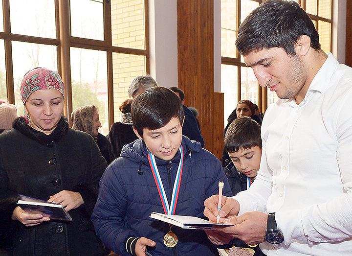 Школьники разыскали своего кумира с помощью депутата