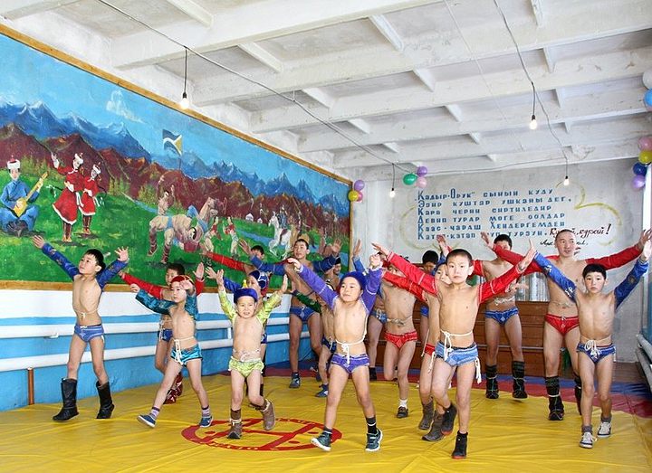 Жители Хендерге открыли борцовский зал