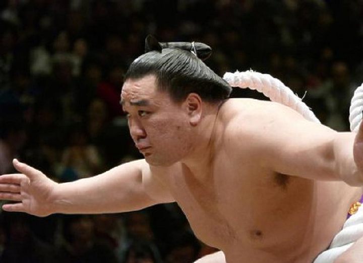 Йокодзуна Харумафудзи снялся с турнира