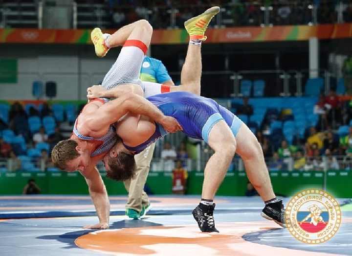 Классиков подняли из партера