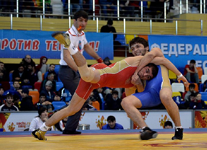 Чемпионат Дагестана: хасавюртовцы уходят в отрыв