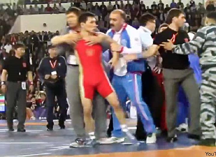 И снова драка!