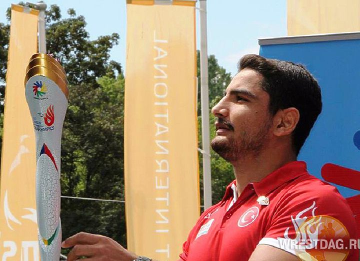 Турецкий борец зажег факел Сурдлимпийских игр