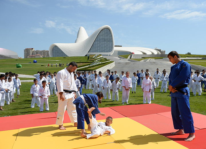 В парке Центра Гейдара Алиева были организованы урок по дзюдо и развлечения для детей