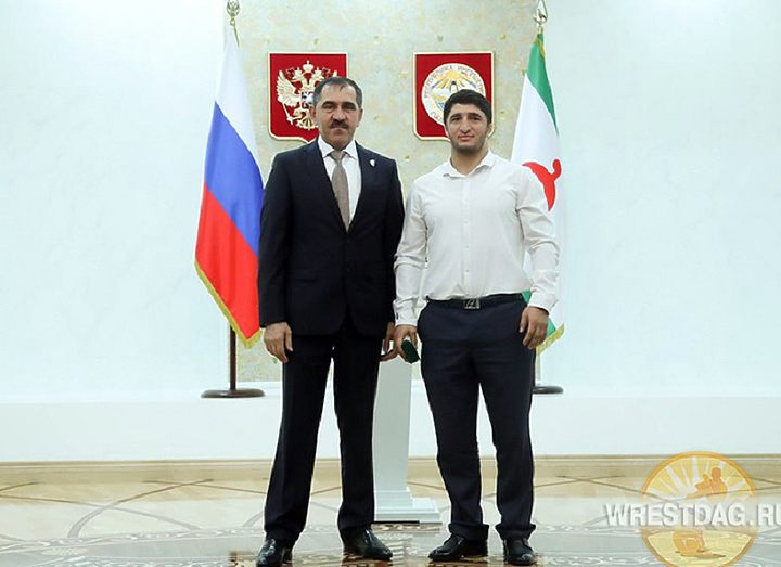 Дагестанскому борцу вручена награда Ингушетии