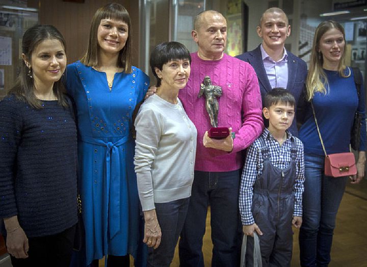 Наталья Гольц передала в Чувашский национальный музей свои борцовки, трико и первую медаль