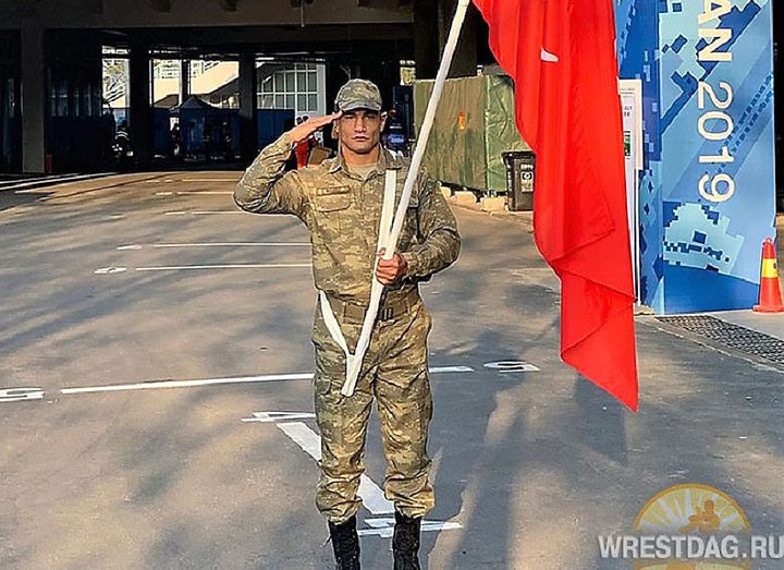 Таха Акгуль в роли знаменосца сборной Турции на Играх военных