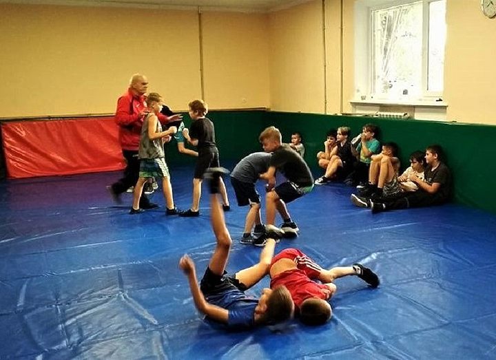 Юные запорожские борцы и боксеры получили новый спортинвентарь