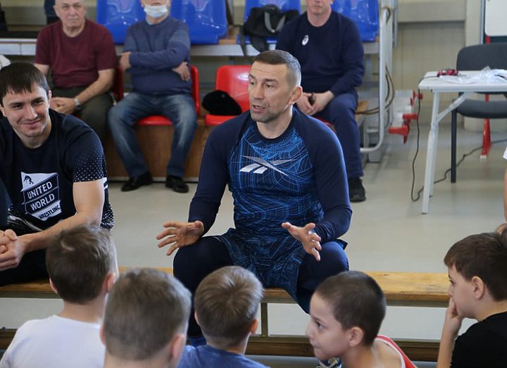 Провел мастер-класс для юных борцов в Хабаровске