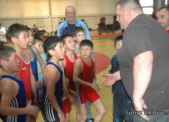 Фотографии с мастер-класса олимпийского чемпиона Р.Гарднера для юных борцов из Кыргызстана
